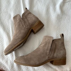 NWOT Dolce Vita Tan Suede Kaidie Booties